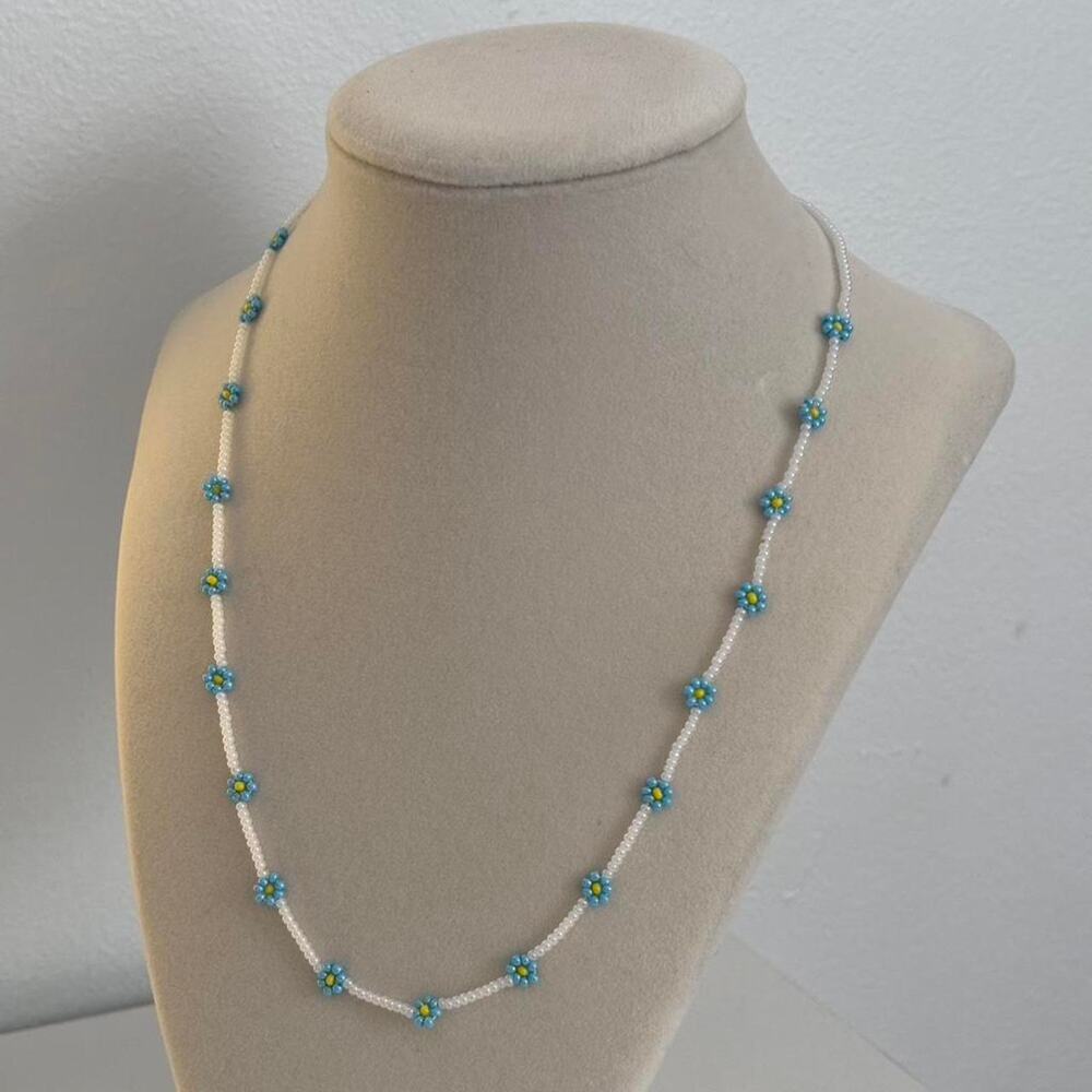 Handmade Blue Daisy Beaded Necklace White Seed Bead Floral Y2K Jewelry - Picture 4 of 4
